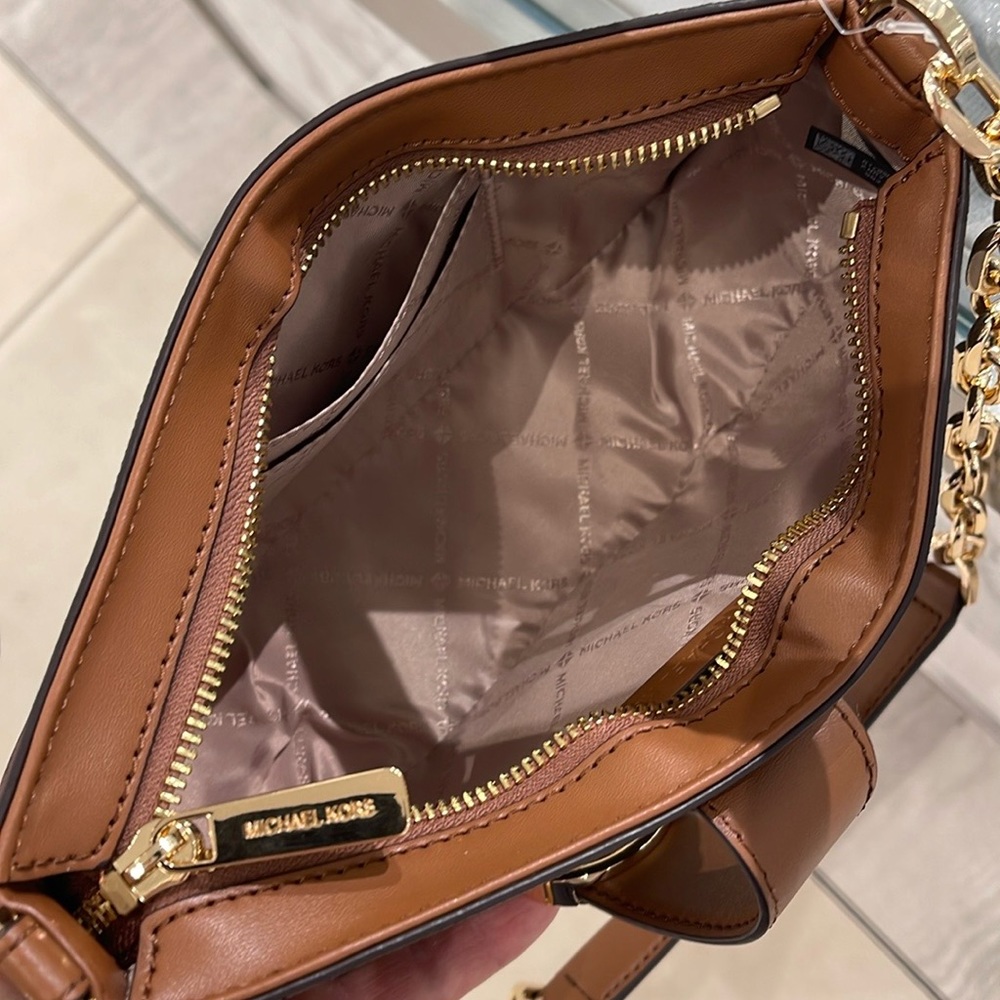 MICHAEL KORS
Carmen Small Shoulder Bag
Brown Signature
NWT - Picture 6 of 16